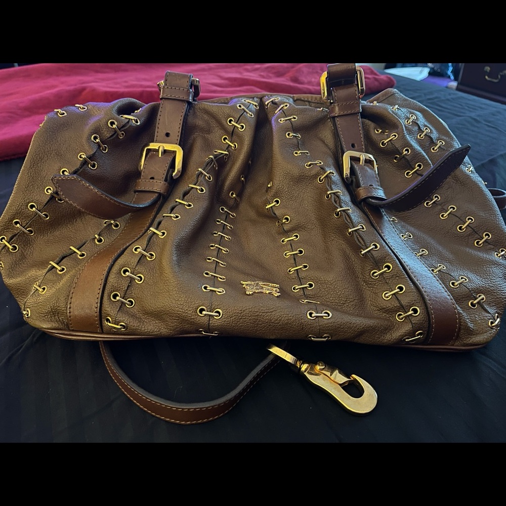 🔥Stylish 100% Leather Aurhentic Burberry Brown Bag w/ Gold Chain-Link Accents.